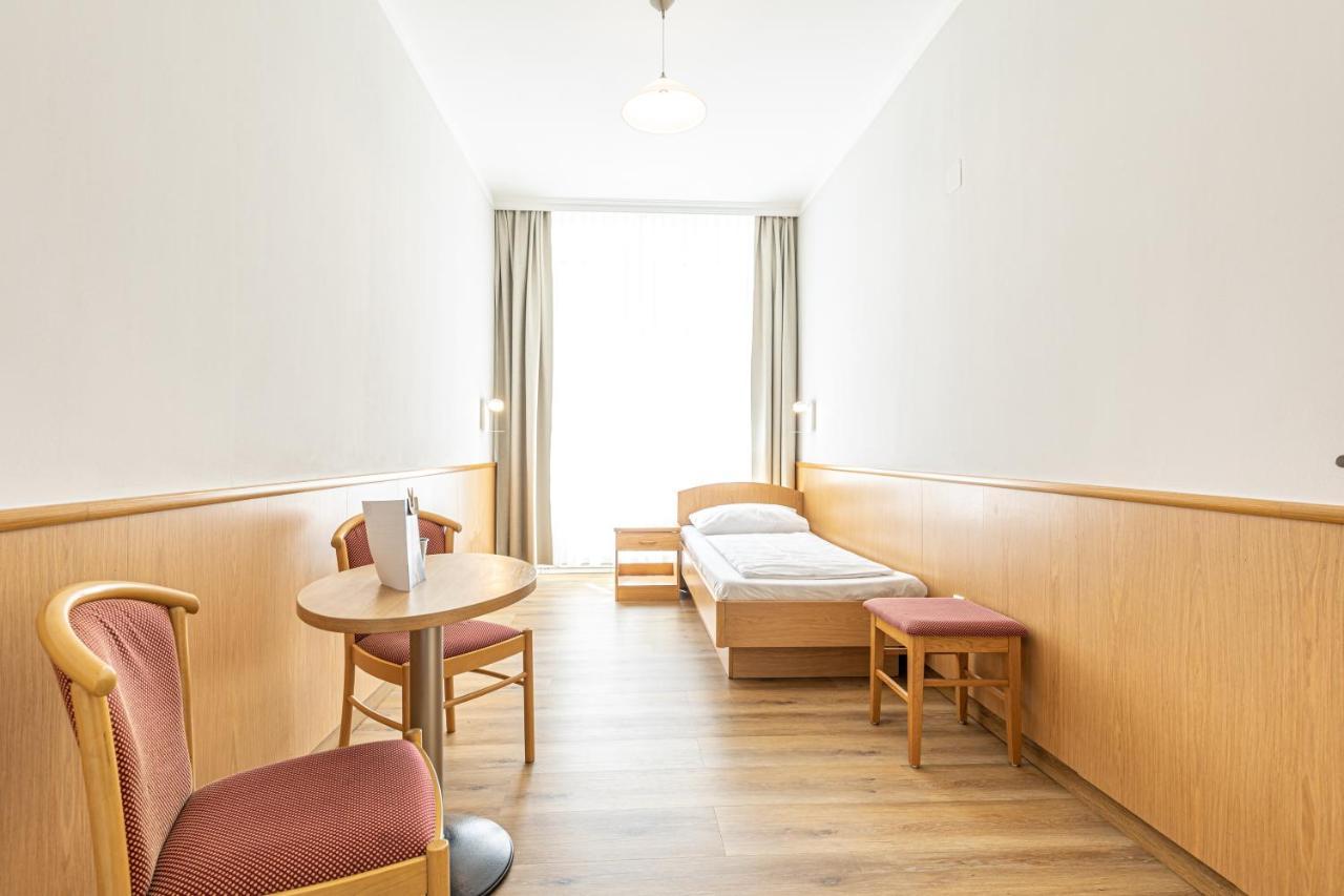 Hotel-Pension Fuenfhaus Vienna Exterior photo