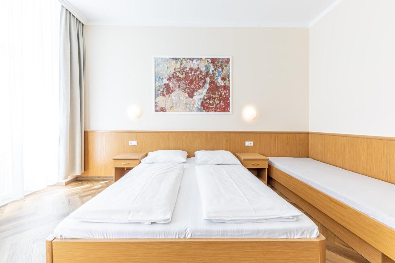 Hotel-Pension Fuenfhaus Vienna Exterior photo