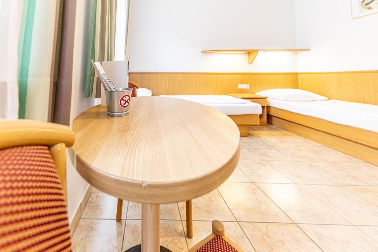 Hotel-Pension Fuenfhaus Vienna Exterior photo