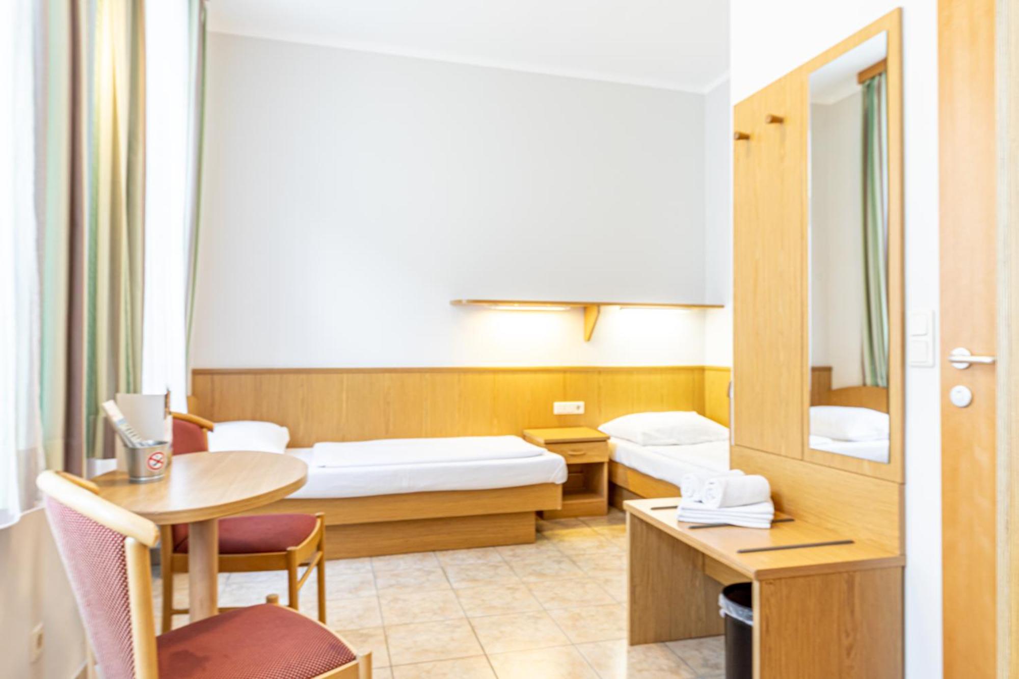 Hotel-Pension Fuenfhaus Vienna Exterior photo