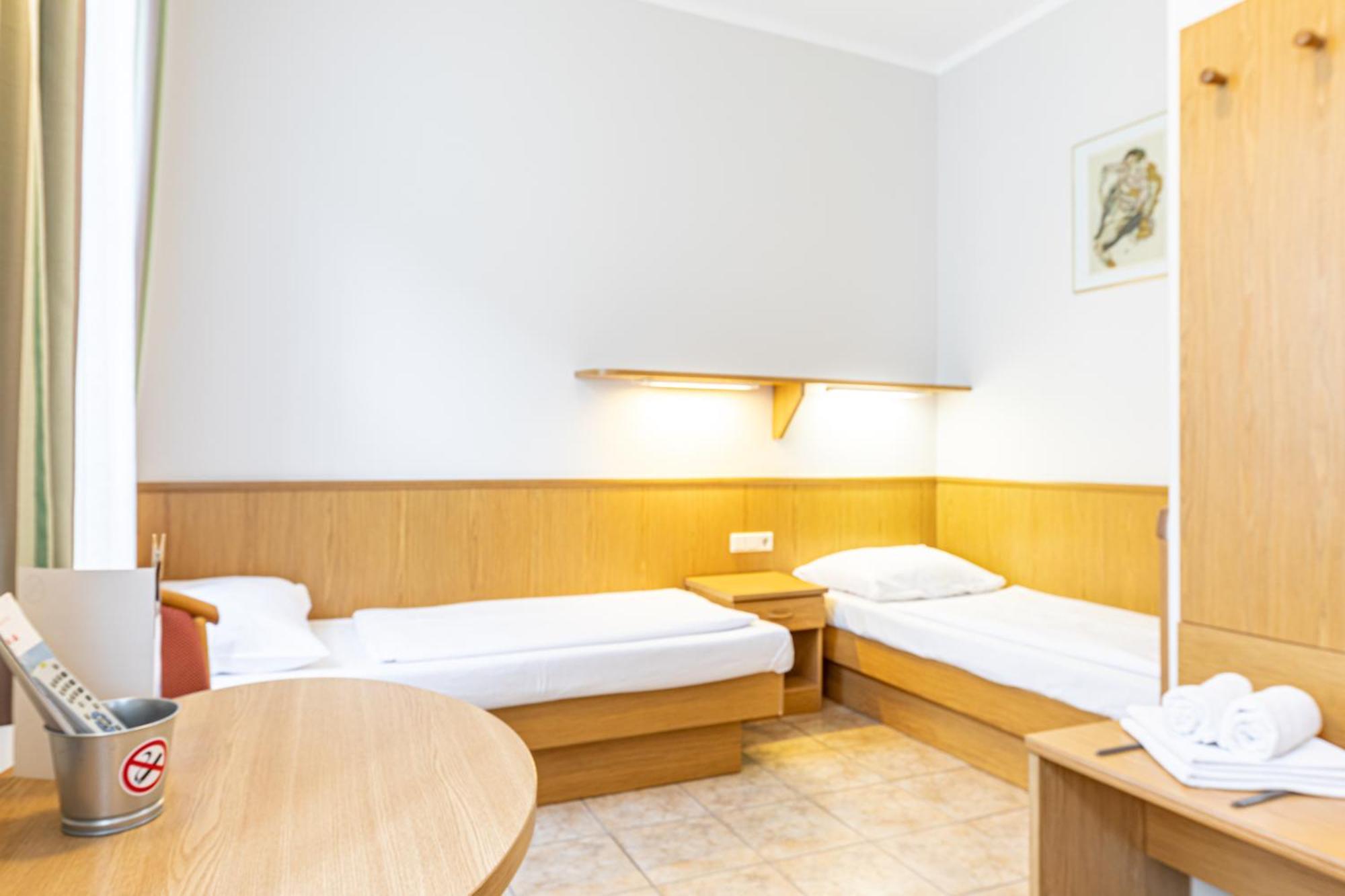 Hotel-Pension Fuenfhaus Vienna Exterior photo